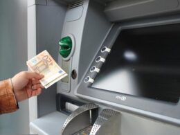 Bankomat - czym dokładnie jest? Budowa, funkcje, rodzaje
