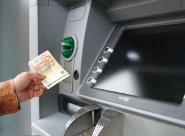 Bankomat - czym dokładnie jest? Budowa, funkcje, rodzaje