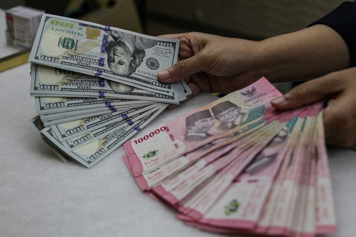 Rupiah Diramal Melemah hingga Rp18.300/USD pada Pekan Depan